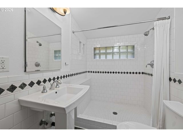 329 Se GILHAM Ave, Portland, OR 97215