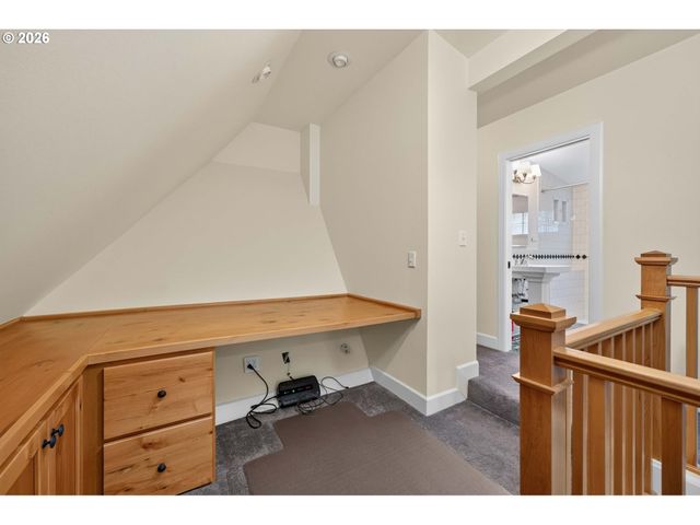 329 Se GILHAM Ave, Portland, OR 97215