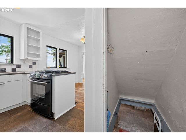 329 Se GILHAM Ave, Portland, OR 97215