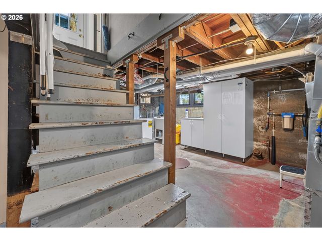 329 Se GILHAM Ave, Portland, OR 97215
