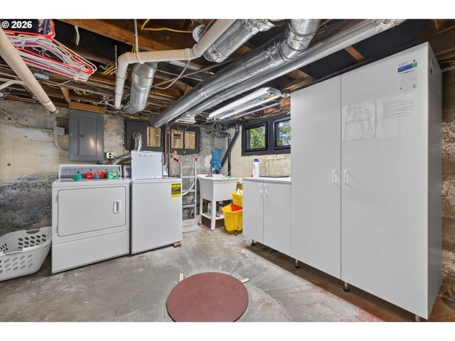 329 Se GILHAM Ave, Portland, OR 97215