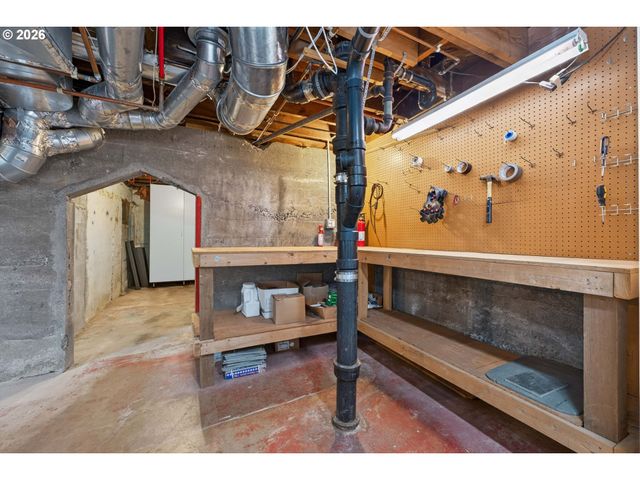 329 Se GILHAM Ave, Portland, OR 97215