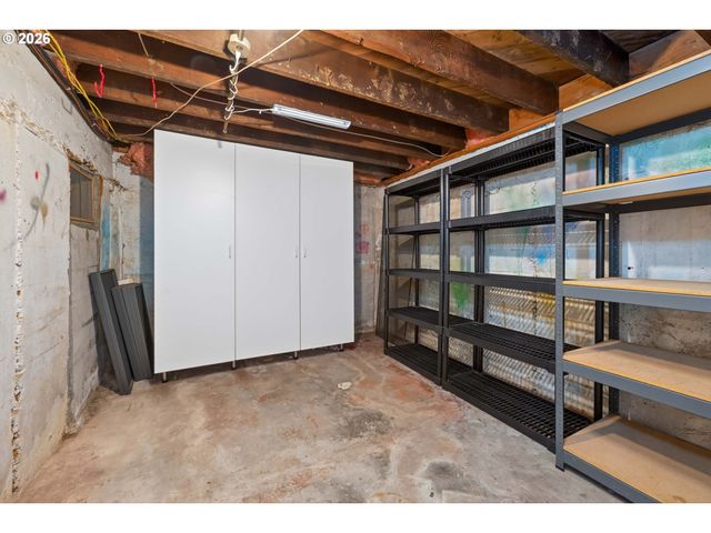 329 Se GILHAM Ave, Portland, OR 97215