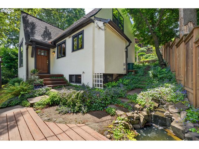 329 Se GILHAM Ave, Portland, OR 97215