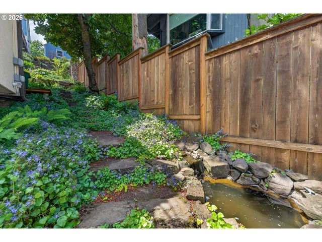 329 Se GILHAM Ave, Portland, OR 97215