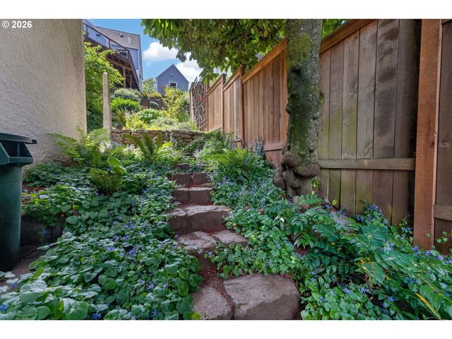 329 Se GILHAM Ave, Portland, OR 97215