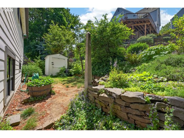329 Se GILHAM Ave, Portland, OR 97215