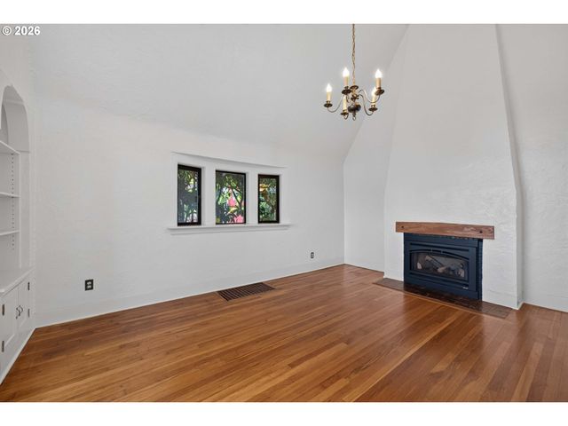 329 Se GILHAM Ave, Portland, OR 97215