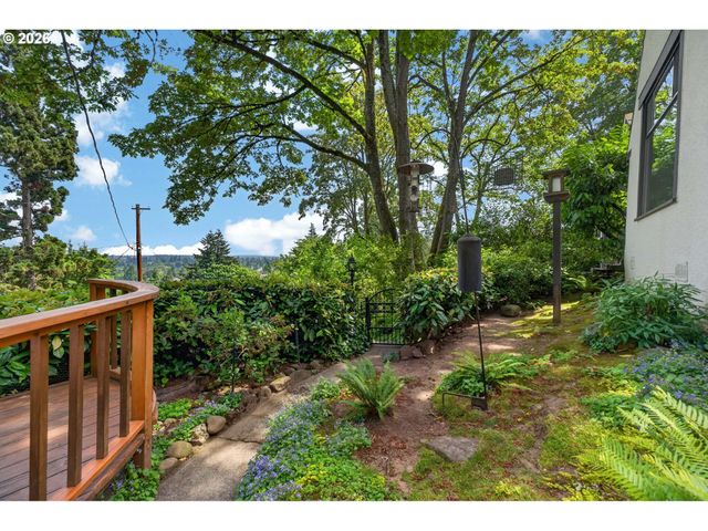 329 Se GILHAM Ave, Portland, OR 97215