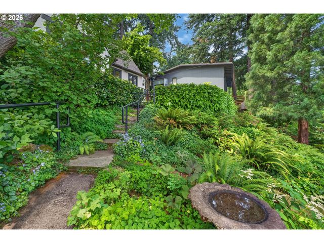 329 Se GILHAM Ave, Portland, OR 97215