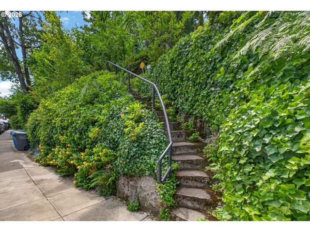 329 Se GILHAM Ave, Portland, OR 97215
