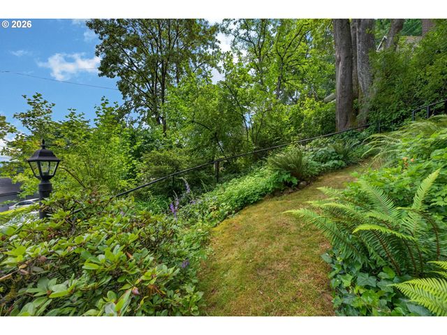 329 Se GILHAM Ave, Portland, OR 97215