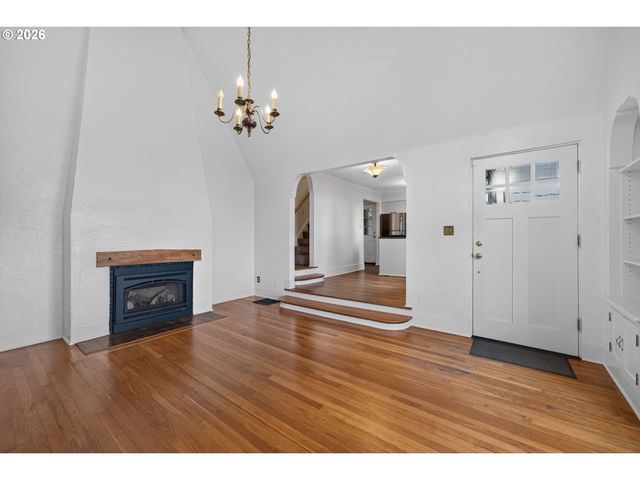 329 Se GILHAM Ave, Portland, OR 97215