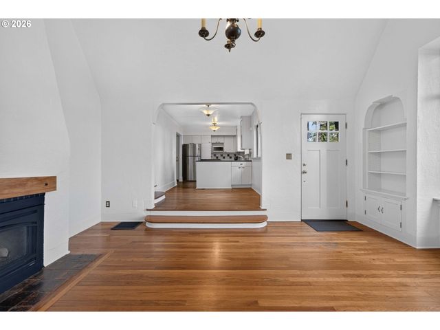 329 Se GILHAM Ave, Portland, OR 97215