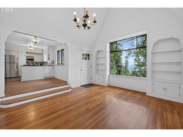 329 Se GILHAM Ave, Portland, OR 97215