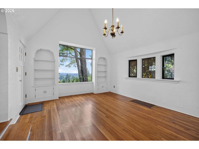 329 Se GILHAM Ave, Portland, OR 97215