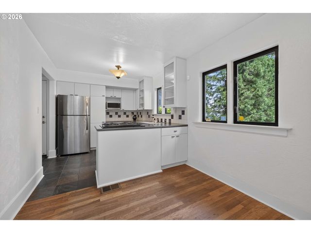 329 Se GILHAM Ave, Portland, OR 97215
