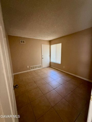 724 E Avenue J4, Lancaster, CA 93535