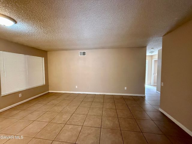 724 E Avenue J4, Lancaster, CA 93535