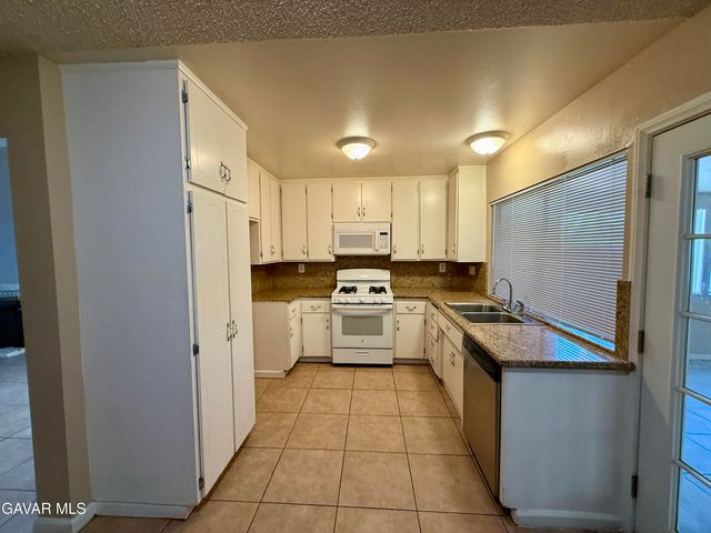 724 E Avenue J4, Lancaster, CA 93535