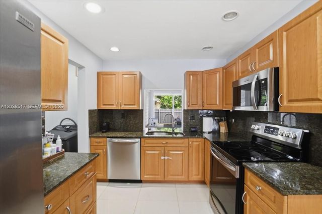 8211 NW 12th St, Pembroke Pines, FL 33024