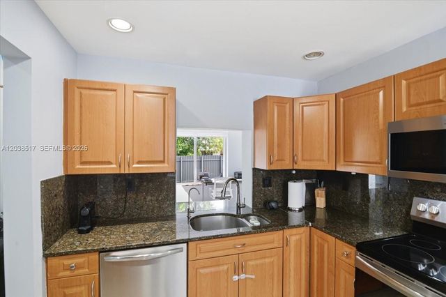 8211 NW 12th St, Pembroke Pines, FL 33024