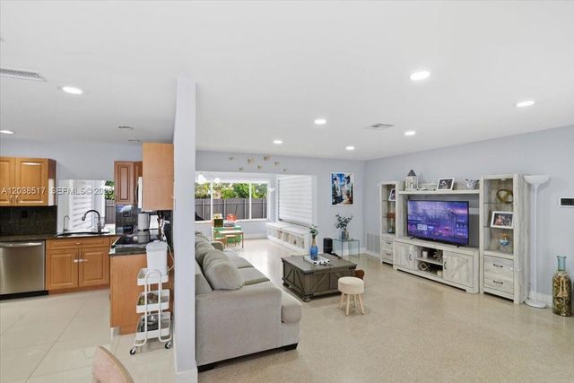 8211 NW 12th St, Pembroke Pines, FL 33024