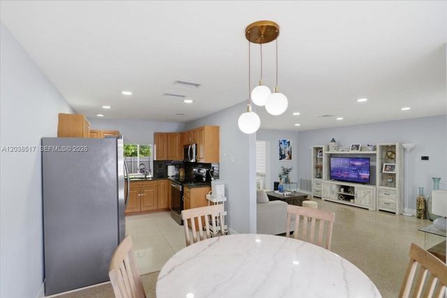 8211 NW 12th St, Pembroke Pines, FL 33024