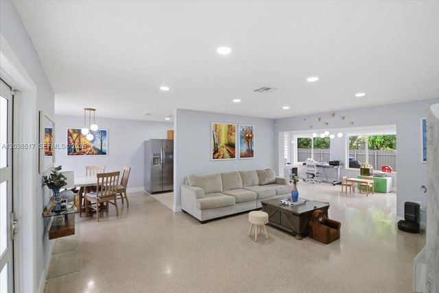 8211 NW 12th St, Pembroke Pines, FL 33024