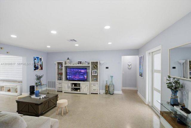 8211 NW 12th St, Pembroke Pines, FL 33024