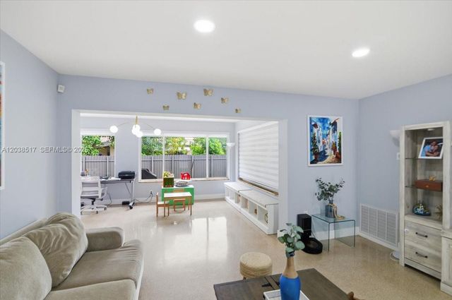 8211 NW 12th St, Pembroke Pines, FL 33024