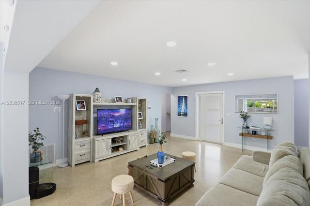 8211 NW 12th St, Pembroke Pines, FL 33024