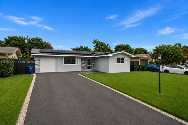 8211 NW 12th St, Pembroke Pines, FL 33024