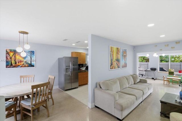 8211 NW 12th St, Pembroke Pines, FL 33024