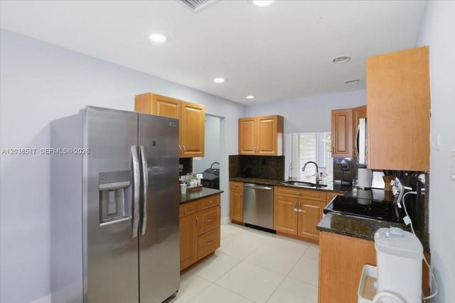 8211 NW 12th St, Pembroke Pines, FL 33024