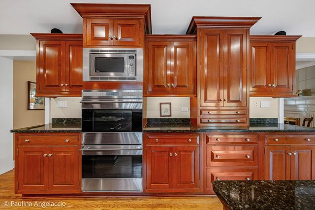 714 Thomas Court, Libertyville, IL 60048