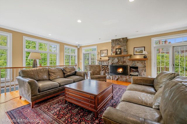 714 Thomas Court, Libertyville, IL 60048