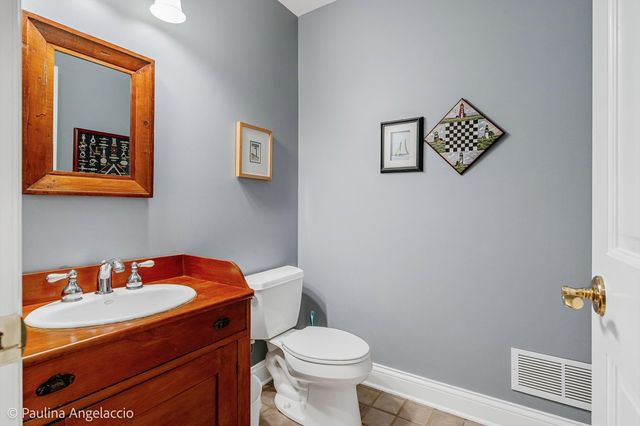 714 Thomas Court, Libertyville, IL 60048