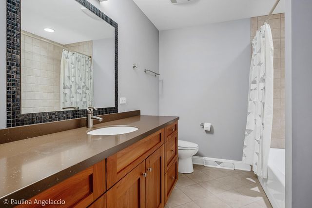 714 Thomas Court, Libertyville, IL 60048