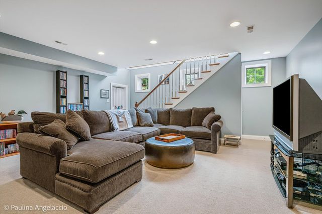 714 Thomas Court, Libertyville, IL 60048