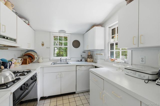 30 Edgemere Drive, Southampton, NY 11968