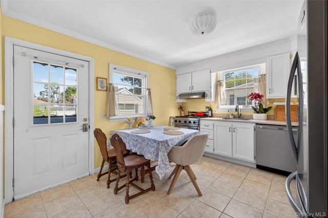 27 Spruce Street, Islip, NY 11751