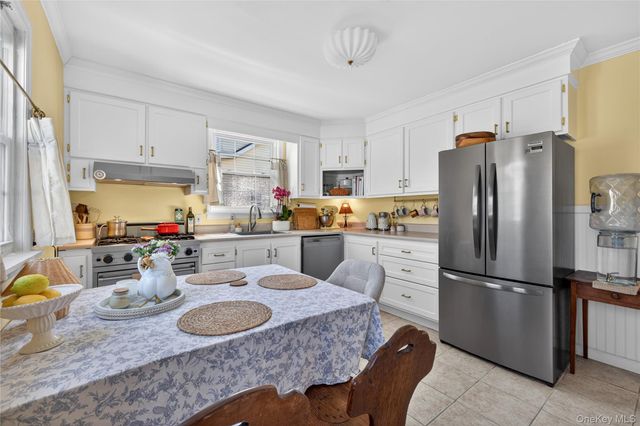 27 Spruce Street, Islip, NY 11751