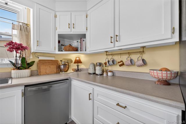 27 Spruce Street, Islip, NY 11751