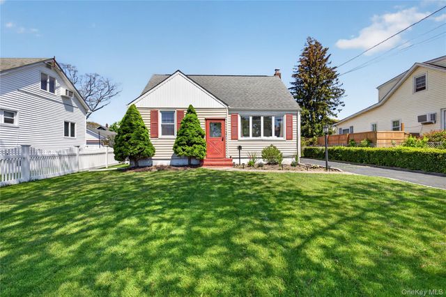 27 Spruce Street, Islip, NY 11751