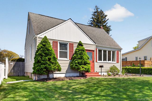 27 Spruce Street, Islip, NY 11751