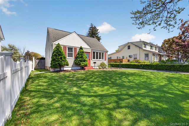 27 Spruce Street, Islip, NY 11751
