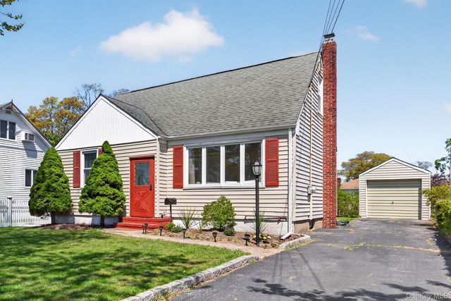 27 Spruce Street, Islip, NY 11751