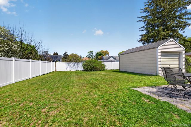 27 Spruce Street, Islip, NY 11751