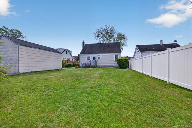 27 Spruce Street, Islip, NY 11751